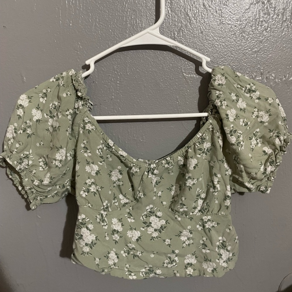 Hello I am selling this hollister shirt because It doesn’t fit me no more.